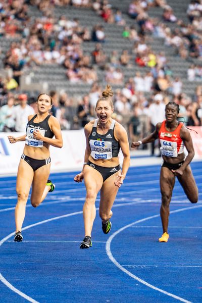 Gina Lueckenkemper (SCC Berlin) gewinnt die 100m in unter 11 Sekunden (10,99 sec) waehrend der deutschen Leichtathletik-Meisterschaften im Olympiastadion am 25.06.2022 in Berlin